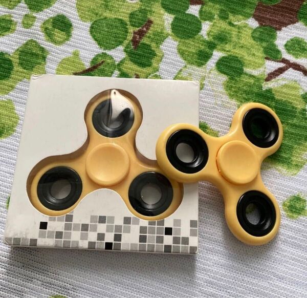 ストレス解消に最適なハンドスピナー4個楽しく遊べる知育玩具としておすすめです。未使用品 即日発送