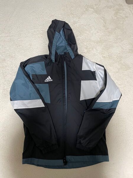 adidas ウィンドブレーカー上