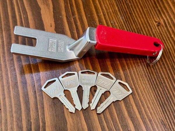 【良品・必携】タキゲン200+防水カラーロック用抜差しハンドルキー