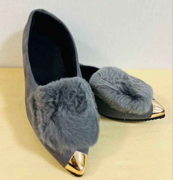 パンプス24cm超軽く、中敷ふわふわして長い時間履くでも脚に優しい、靴上の毛はうさぎの毛みたいに柔らかい、触る時癒される