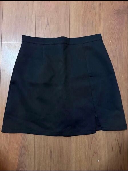 ミニスカート 黒 台形スカート スリット入り