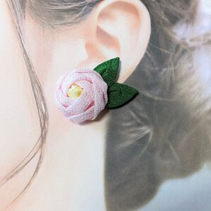 つまみ細工 選べるアクセサリー 玉椿 ピアスorイヤリング 1対 うす桜色
