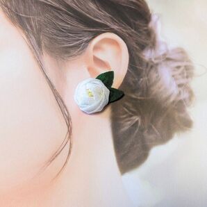 つまみ細工 玉椿 選べる アクセサリー ピアスorイヤリング 白 1対