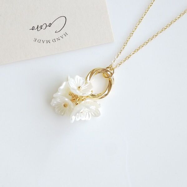 お花チャームとひねりオーバルのネックレス*ハンドメイド