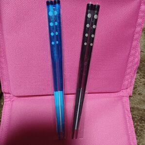 新品★定価500円×お箸2膳 ラインストーン付 2点セット 青&黒 ドット柄 プレゼントに(*^^*)
