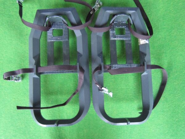 スパイク付かんじき プラスチック製 深緑色 Dark green color 冬のアウトドアにいかがですか 雪遊び 豪雪 雪中行軍