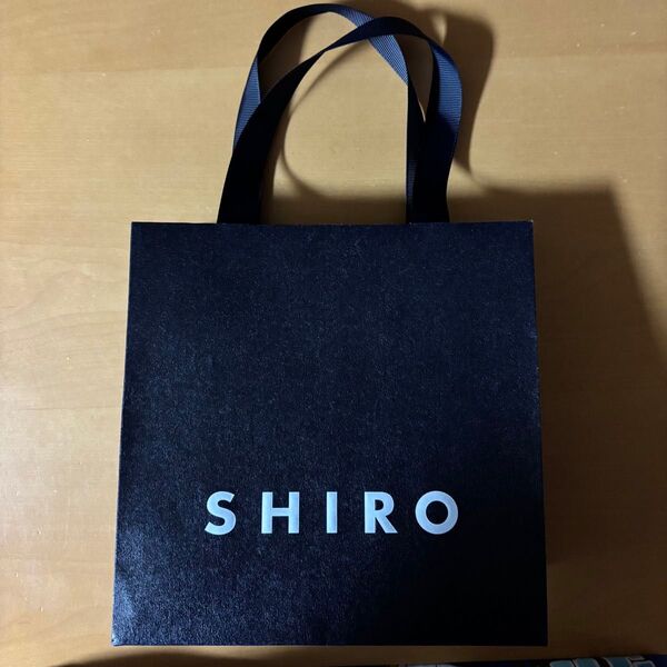 SHIROの黒い紙製ショッピングバッグ