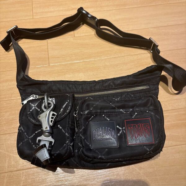 【限定】DUALISM CROSS BODY BAG Travsコラボ ボディバッグ