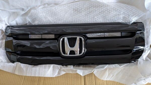 ホンダ NBOXカスタム純正フロントグリル(後期型・黒)新車外し(高級材コーティング予定)