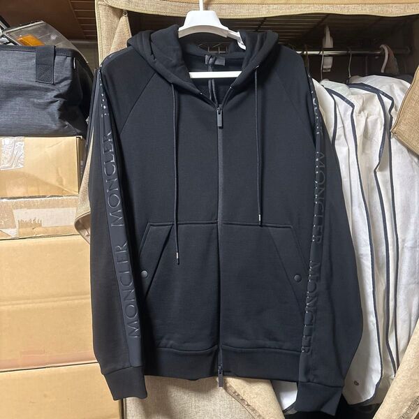 MONCLER モンクレール 袖ロゴ入りパーカー