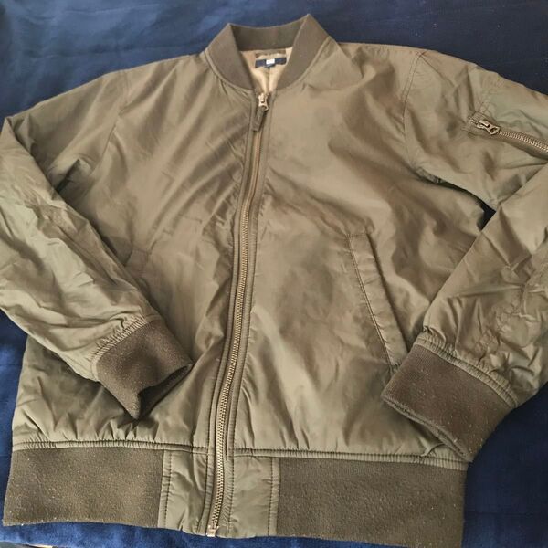 ブルゾン MA-1。UNIQLO150。カーキ