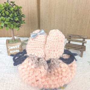 うさぎのポーチ、巾着です。大きく開くので出し入れしやすい巾着です。耳のリボンが可愛いくアクセント に…