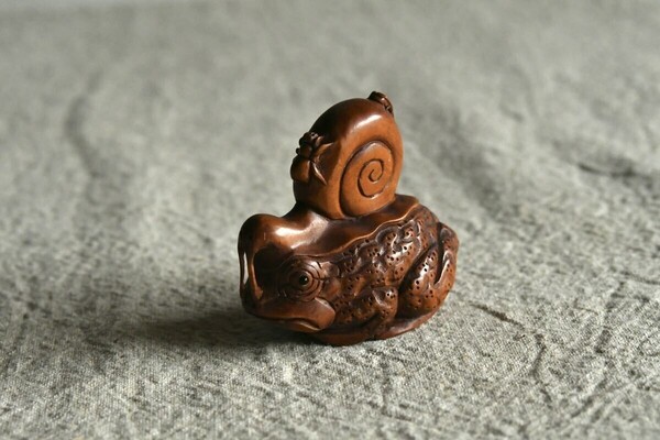 【古美術】根付 蛙 蝸牛 蜘蛛 蛍 在銘 古月 かえる かたつむり くも ほたる Netsuke 虫 木彫 精密彫刻 超絶技巧