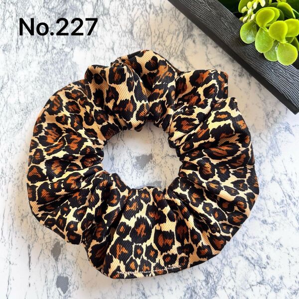 No.227 ハンドメイド シュシュ ヒョウ柄 レオパード ブラウン ツイル生地