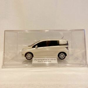 非売品 1/24 HONDA FREED SPIKE プレミアムホワイトパール カラーサンプル ホンダ ディーラー限定 フリード スパイク ミニカー モデルカー