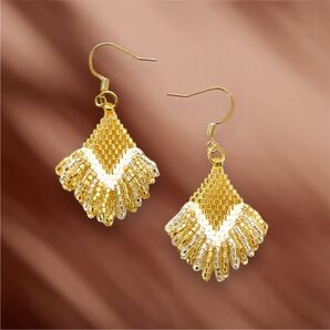 デリカビーズ織り ハンドメイド フリンジピアス ゴールドピアス Xmasアクセサリー ゴールド
