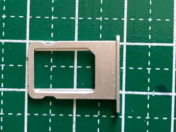 iPhone SIMトレイ