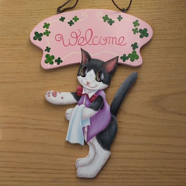 猫の絵の壁掛け飾り・どうぞコチラへNo2 ウェルカムボード ハンドメイド 猫雑貨 インテリア雑貨 壁飾り ハチワレ猫
