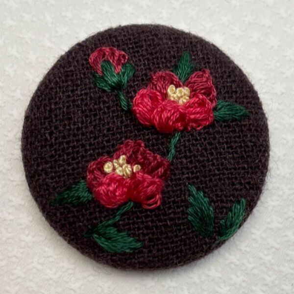 刺繍ブローチ127 椿 ハンドメイド 手刺繍 くるみボタン