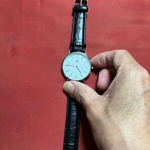 メンズアナログクォーツ時計メーカー不明です、稼働中ですが止まる可能性もあり!新品との事ですが裏蓋傷あり、バンド未使用です