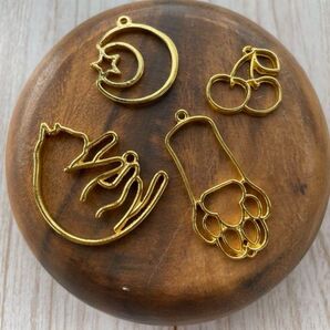 5825【レジン レジン枠 空枠 チャーム】ねこ 猫 月 さくらんぼ
