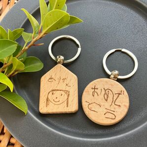 【オリジナルキーホルダー】イラスト メッセージ プレゼント 名入れ 似顔絵 木製