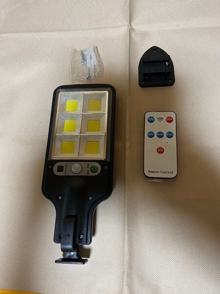 ソーラー充電式防犯ライト 人感センサー 明暗センサーLED
