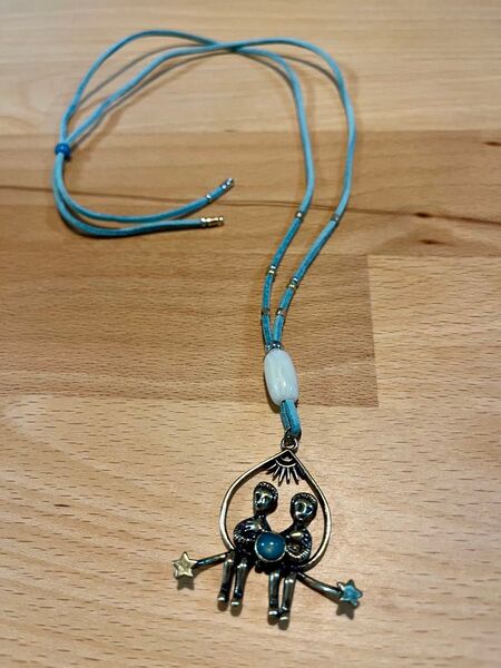 スエードネックレス.*人形モチーフ ストーン.*ビーズ チャーム アクセサリー