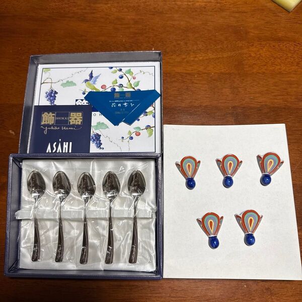 新品 花井幸子先生の名前入りの ティースプーンセットと新品 羽子板の羽根の形の箸置きセット おいしい物をよりおいしくすりために活躍