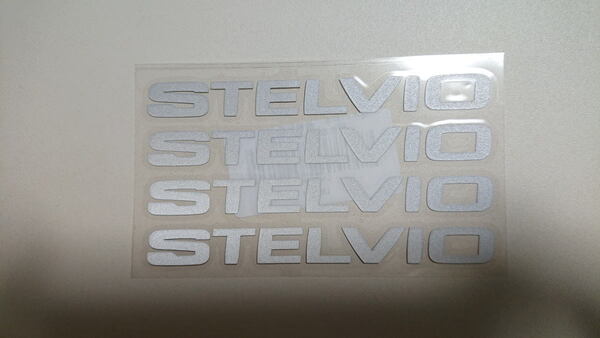 アルファロメオ ステルヴィオ 向け 「STELVIO」 切り抜き文字タイプステッカー 4文字セット 色:シルバーホワイト