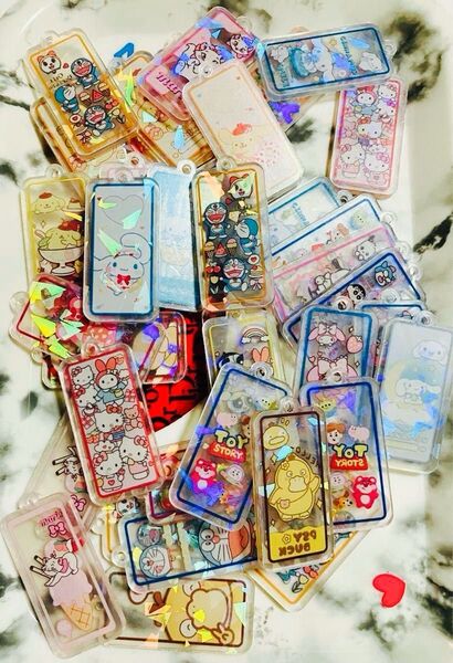 穴あき オーロラアクリル4cm 32枚 まとめ売り サンリオ ポケモン トイストーリー キティちゃん など
