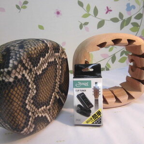 **(送料無料)12.000円 沖縄三線専用 盛島風チーガ(木枠)とナイロンチーガ、調弦チューナーセット