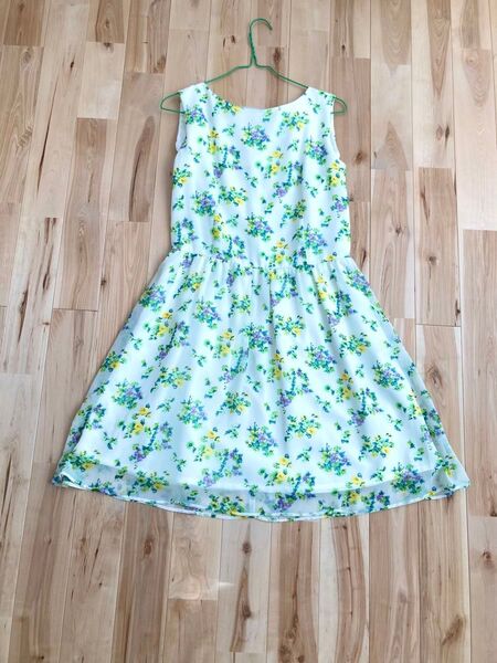 【コムサイズム】花柄シフォンノースリーブワンピース
