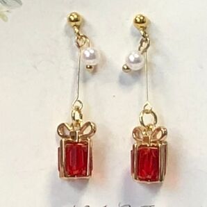 《クリスマス》 プレゼントボックス パールビーズ ピアス/イヤリング