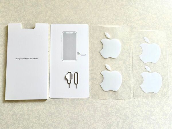 Appleステッカーとシムピン