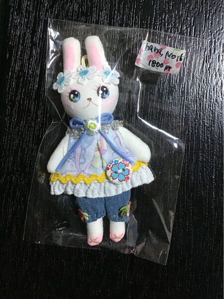 ジーンズを履いた白ウサギのマスコット ハンドメイド ぬいぐるみ 約13cm マスコット