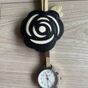 バラのモチーフのバックチャーム時計