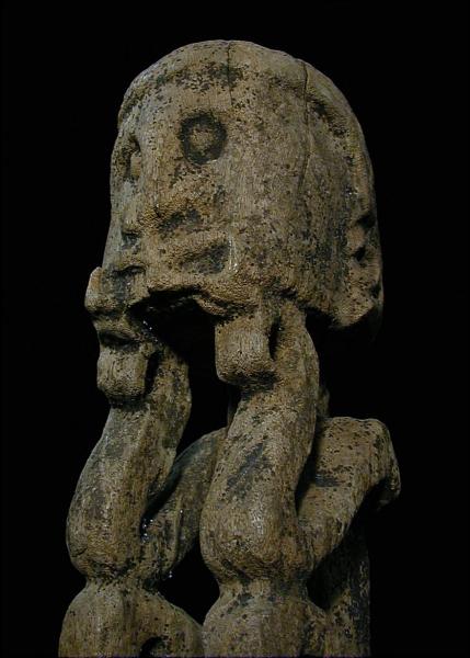 激安/新作 インドネシア・ティモール島の化石化した不思議な祖先夫婦像 