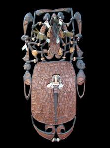 インドネシア・パプア州アスマットのパネル彫刻（男女同一像）