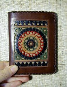 インドネシア・特価！透かし彫り風二つ折り財布(縦型・茶)