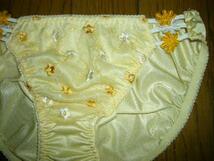 ショーツ　パンティー　Mサイズ　淡い黄色　花の刺繍　両脇がゴムになり　お花も付き　可憐　フェミニン　未使用_画像2