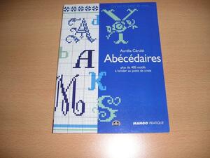 洋書・クロスステッチ・Abecedaires・DMCアルファベットのデザイン集です