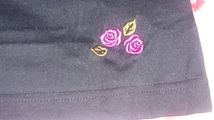 後ろの右の裾の方にピンクのバラの刺繍が！