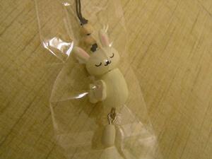  wooden. nap rabbit. strap for mobile phone { white }* new goods *