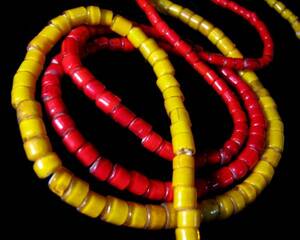 インドネシア・パプア産のネックレス用の赤黄色玉の2本セット