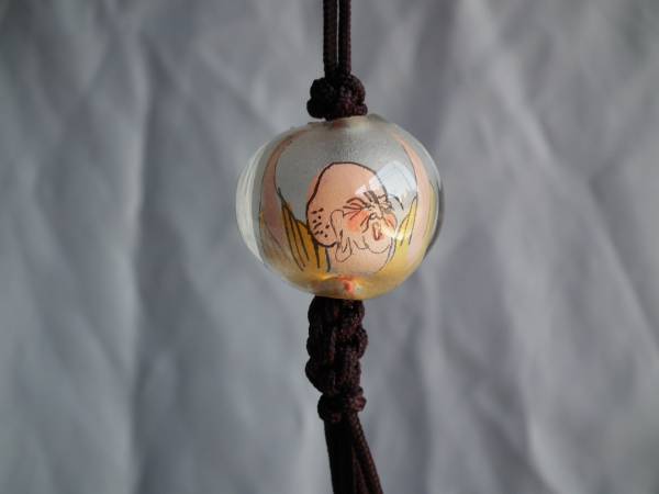 Glas Netsuke handbemalte Stofftasche/Daruma-Schnur neues Amulett, Skulptur, Objekt, orientalische Skulptur, Netsuke