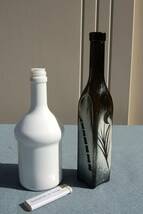 2本　ガラス空瓶　乳白：丸　黒（渋草色）：四角_画像1