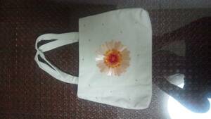 ビーズ刺繍のミニトートバッグ　オフホワイト　オレンジ