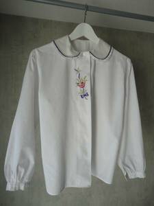 ★60s ヴィンテージ イギリス 丸襟 ブラウス 比翼 シャツ 草花 刺繍 ホワイト 襟 ラウンドカラー シャツ