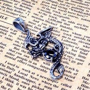 【金属アレルギー対応】一点限定◇黒石を掴んだ精巧なドラゴンペンダント◇高級サージカルステンレス製◇龍 ネックレス◇メンズ